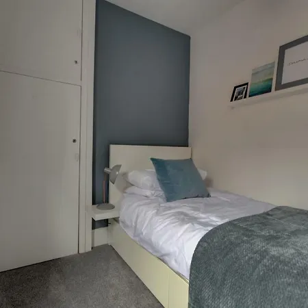 38 George Street * וויטבי