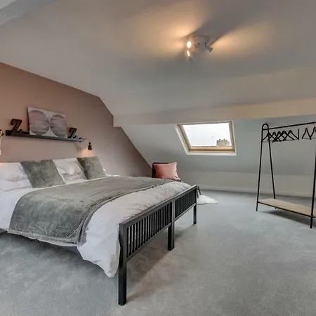 38 George Street * וויטבי